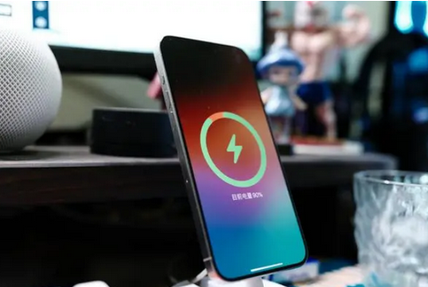 肇庆苹果15换屏服务分享用什么充电器给iPhone15充电更好 